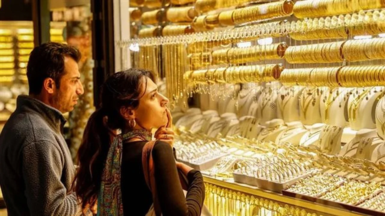 عيار 21 يتراجع 170 جنيها: 3 أسباب وراء انهيار سعر الذهب